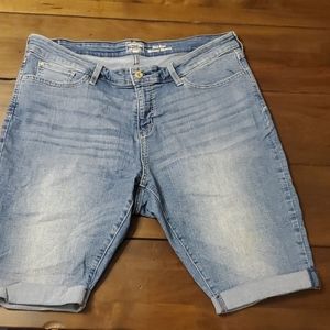 🔥Levi mid rise skinny shorts